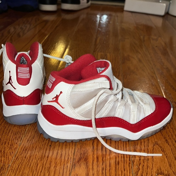 Gently used Jordans varsity red youth size 1.5Y. - Picture 3 of 5